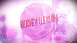 Honey Demon a bűbájos fitt milf mami