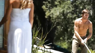 Brandi Love a kertész pacákkal hancúrozik