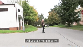 Világos Szőke zsenge maca a raktárban kupakol