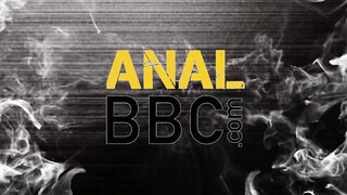 Anna De Ville élvezi a óriási kukacot