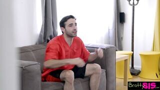 A csinos fiatal nőci tv nézés helyzett szopna
