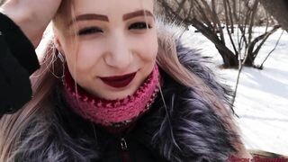 Amatőr barinő a parkban cumizik