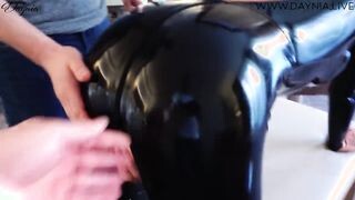 Latex ruhás anyukát fenékbe hancuroznak