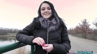 Orosz zsenge szuka pénzért dug