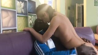 Orosz tinédzser pipi és a barna himbilimbi
