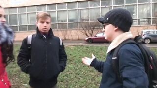 Tinédzser csajt a haverjai dugják meg