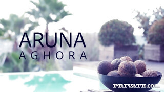 Aruna Aghora kicsike muffja finoman bekúrva