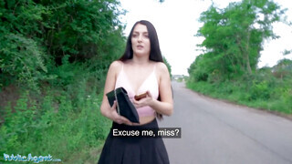 Public Agent - Katy Rose az erdőben kupakol