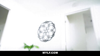 Mylf - Lilly Hall kézbe veszi a brét