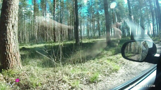 Zsenge barinő a kocsiban kupakol