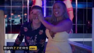 Brazzers - Blanche Bradburry imádja a óriási bájdorongot