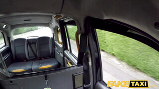 Fake Taxi - Alice Judge hátsó nyílásba reszelve a taxiban