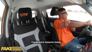 Fake Driving School - Kéjhölgy csöcsös lányok kettyintenek