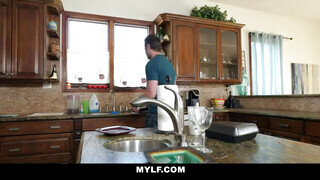 Mylf - Cali Lee a csábos latina milf