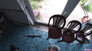 Tetkós orosz fiatal szuka a medencénél kufircol