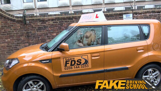 Fake Driving School - brutálisan gigantikus cicis világos szőke nő