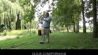 Oldje - Öreg srác keféli a tinédzser spinét