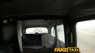 FakeTaxi - tetovált maca megkúrelva a hátsó ülésen