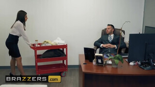 Brazzers - Ella Knox az óriás tőgyes dél amerikai bige