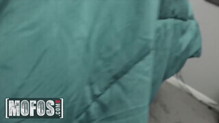 Mofos - Ashly Anderson méretes rúdat kap a muffjába