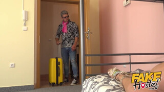 Fake Hostel szűk pinájú olasz nőci és kettő cerka