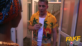 Fake Hostel afrikai csajszika és egy brazil lyuk közösen