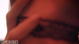 Wicked - Emily Willis análba is kedveli