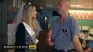 Brazzers - Valerie Kay a legénybúcsún reszel