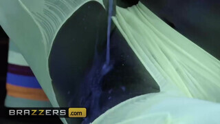 Brazzers - az ázsiai Kendra Spade jó gigantikus fügyit talál