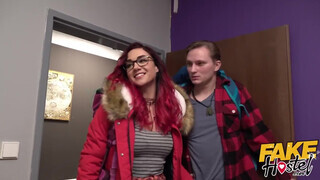 Zsenge szuka kikezd a szobatársával - Fake Hostel