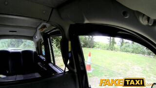 FakeTaxi még a sofőr popsiját is kinyalja a szuka