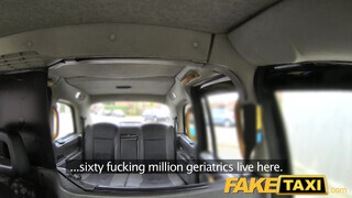 FakeTaxi nimfomániás pipi kielégítése
