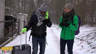 Gigantikus csöcsű tinédzser csajszi és a turista srácok - Fake Hostel