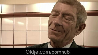 Magyar pornós csajszika kamatyol idős palival - Oldje