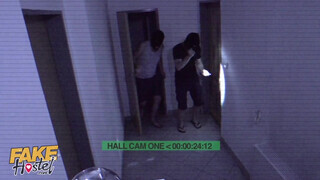 Fiatal spinét kúrnak a rabló srácok - Fake Hostel