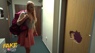 Jenny Wild két cerkát kap - Fake Hostel