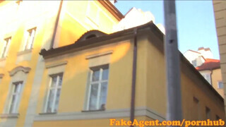 FakeAgent - raven a bűbájos milf ordítva élvez