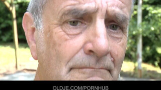 Oldje - az koros motoros és a tinédzser lány