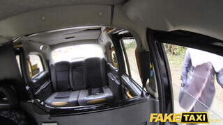 Kitetovált ribancok popó lyukba kefélve - Fake Taxi