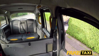 Csöcsös fiatal pipi segget nyal - Fake Taxi