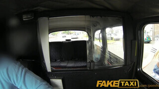 FakeTaxi - Bonnie Rose bekapja a dárdát