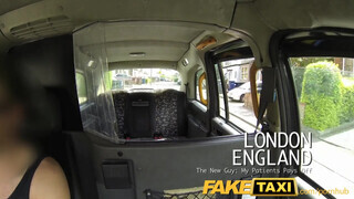 FakeTaxi - Victoria Summers reszel a hátsó ülésen