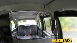 Fake Taxi - Tina Kay engedi hátsó nyílásba