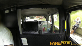 Faketaxi - szőrös pinájú milf pipi kúrel egyet