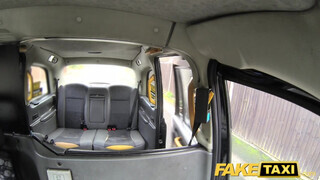 Fake Taxi - Rina Ellis a vonzó sulis pipi