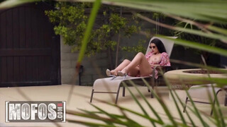MOFOS - LaSirena69 a hatalmas tőgyes latina pipi