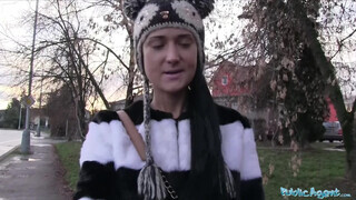 Public Agent - aranyos orosz szuka az utcáról