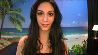 Mia Sanchez feldug egy termetes műpéniszt