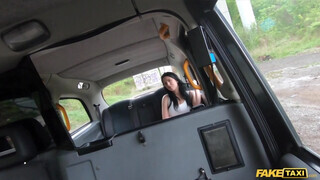 Fake Taxi - Csöcsös fiatal nőci a hátsó ülésen