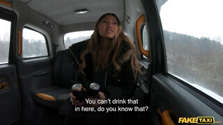 Fake Taxi - May Thai bekapja a taxis termetes faszát